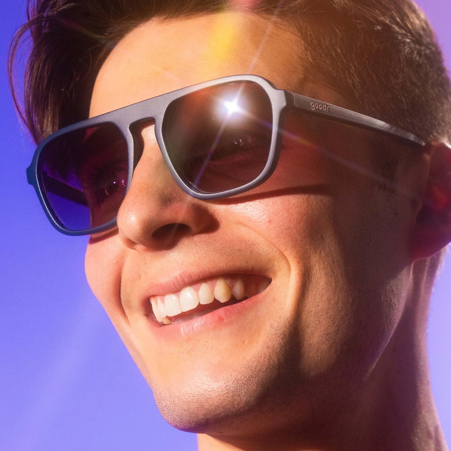 goodr Deja Vu Daydream. Fyrkantiga aviator-solglasögonen i mörkblå båge och lila gradientlinser. Dessa solglasögon kombinerar vintagekänsla med modern teknik och erbjuder både estetik och funktionalitet.