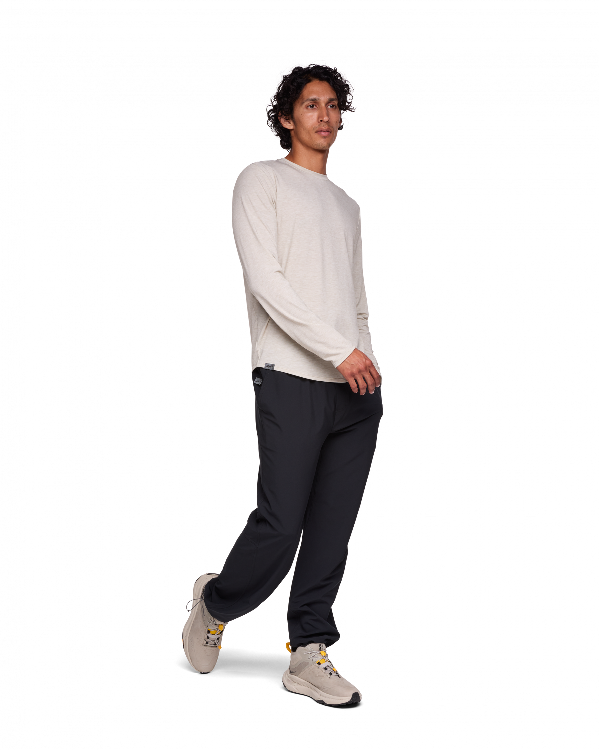 Extremt mjuk och bekväm långärmad  tröja. Liten Hoka logo i mitten av skulderbladen i en grå färg. Denna tröja har en smal passform men den är inte tight.