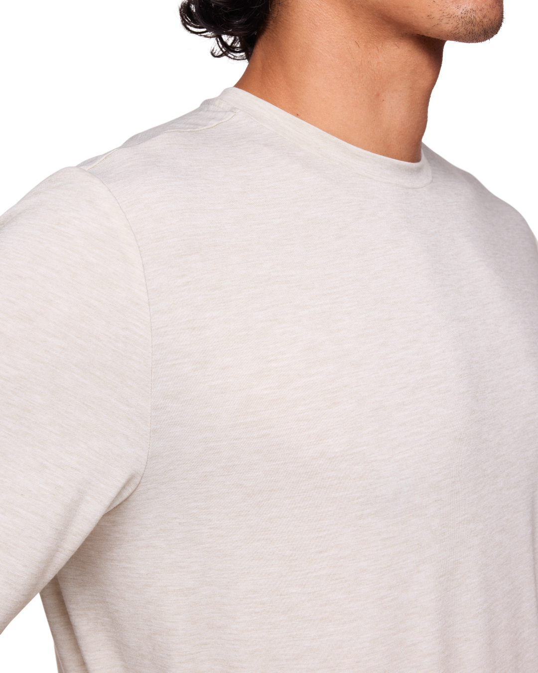 Extremt mjuk och bekväm långärmad  tröja. Liten Hoka logo i mitten av skulderbladen i en grå färg. Denna tröja har en smal passform men den är inte tight.