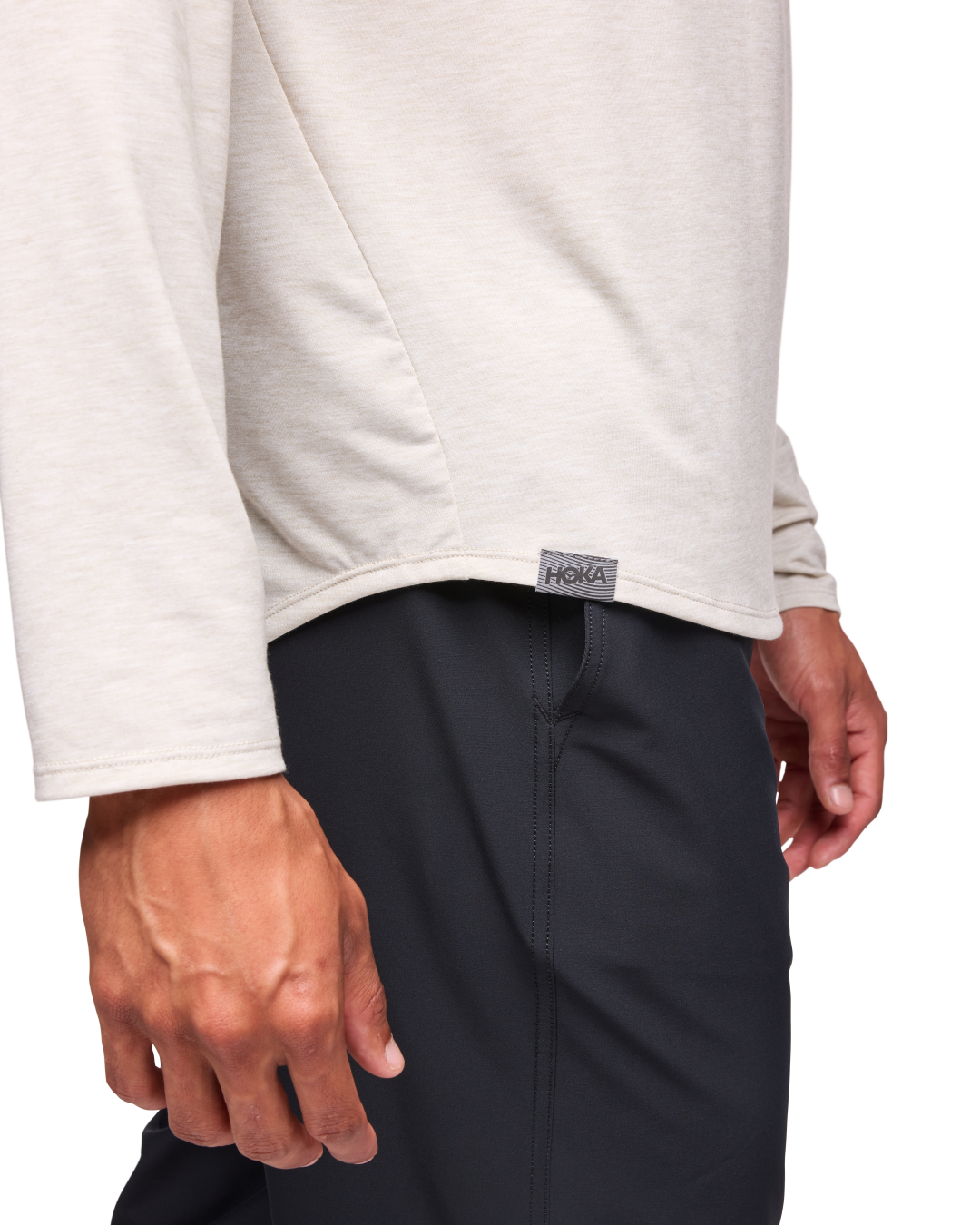 Extremt mjuk och bekväm långärmad  tröja. Liten Hoka logo i mitten av skulderbladen i en grå färg. Denna tröja har en smal passform men den är inte tight.