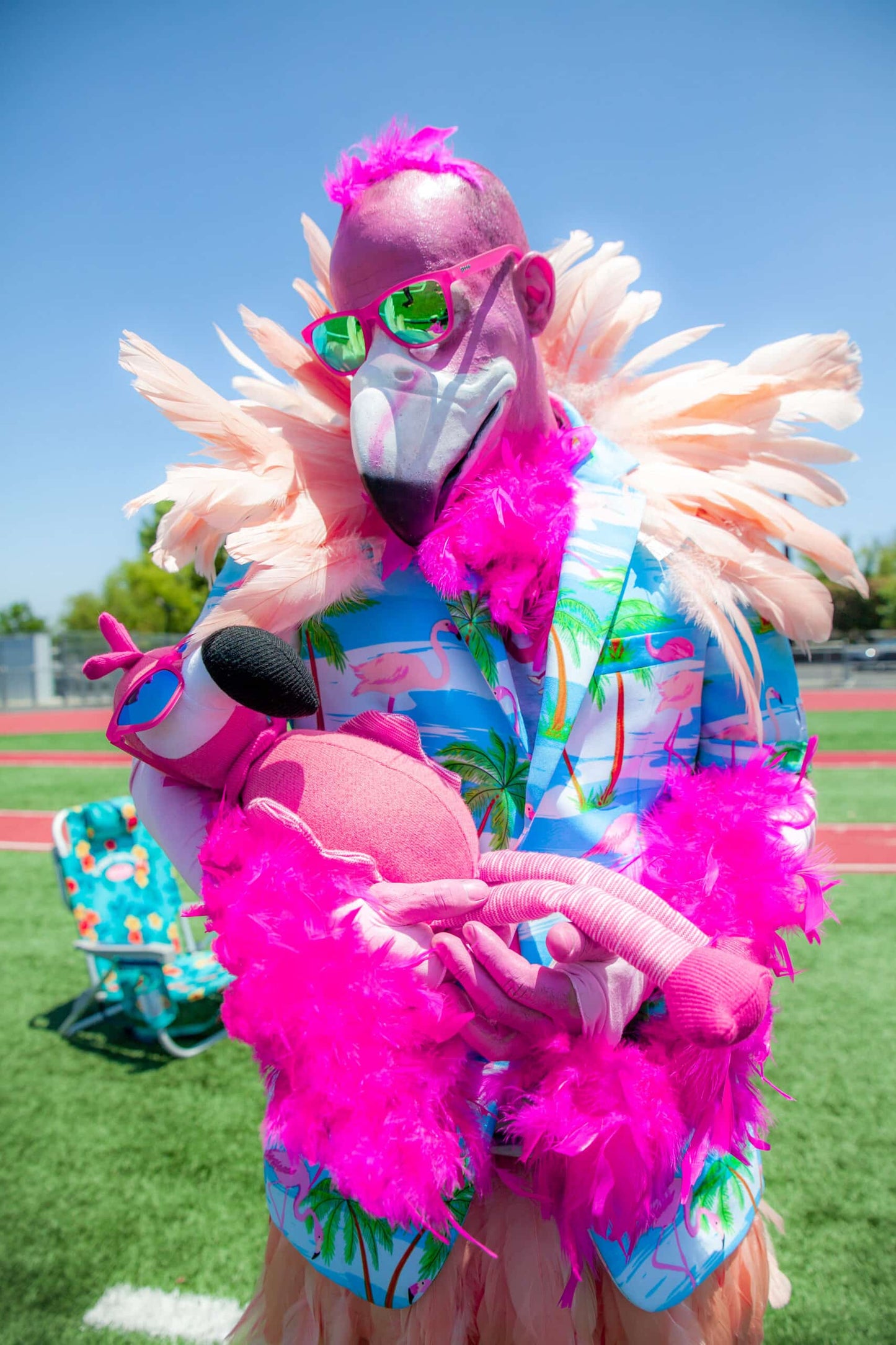 goodr Flamingos on a booze cruise. Rosa löparglasögon som sitter på plats under de flesta aktiviteterna. Hos Hoka specialisterna i Sverige.