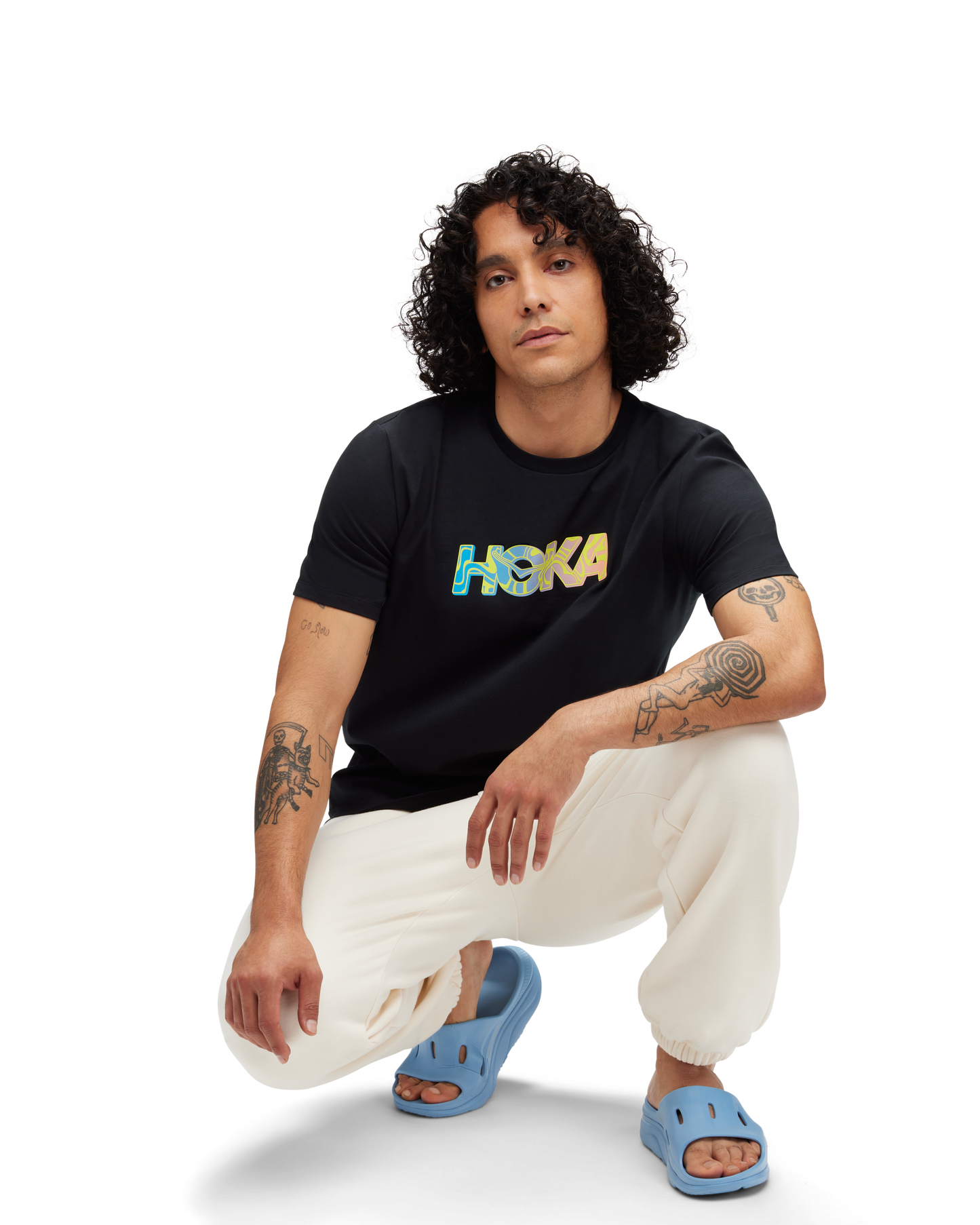 Skön avslappnad svart T-shirt med logga på bröstet i multifärg.