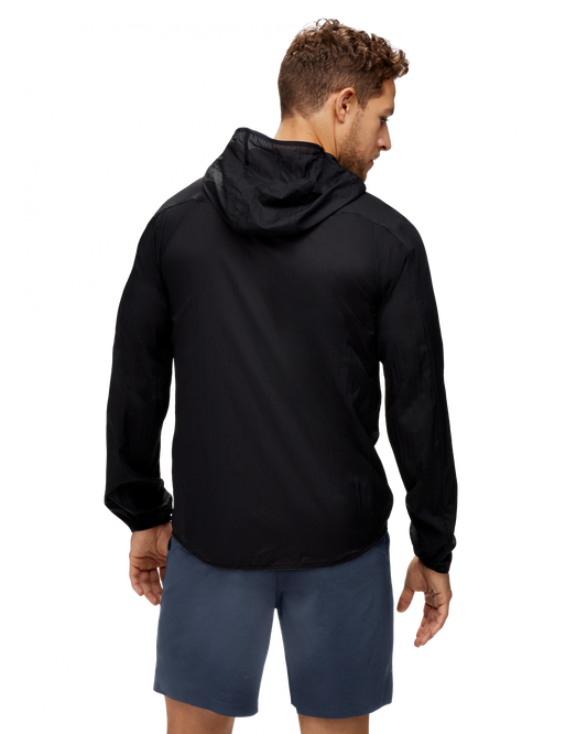 svart ultralätt löparjacka som inte prasslar.  Hos Hoka specialisterna i Sverige.