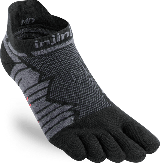 Svarta låga löparstrumpor med grått mönster och röda detaljer. Logotyp på framsidan av ankeln. Separerade tår för att undvika hud-mot-hud friktion