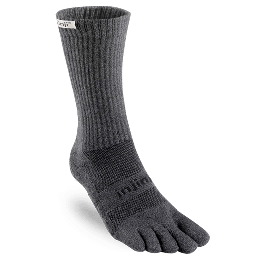 Gråa höga löparstrumpor med separerade tår. Logotyp på ovansidan av foten och på etikett längst upp på strumporna.