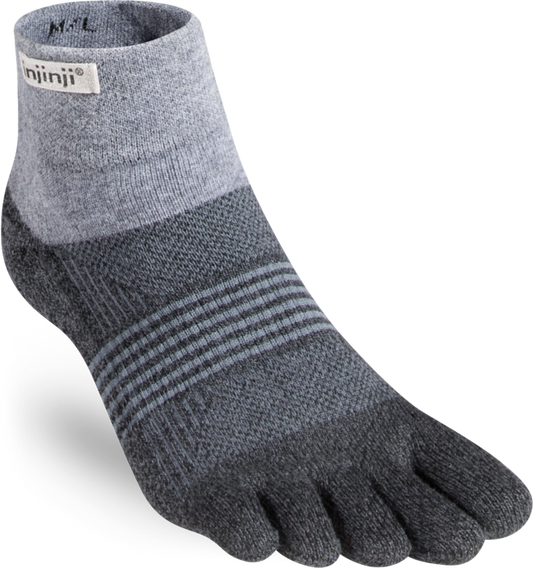 Injinji Trail Midweight Mini-Crew Women. Grå tåstrumpa som minimerar risk för skav och blåsor. Trailmodellen är gjort för att hålla smuts borta som annars kan ta sin in i strumpan.