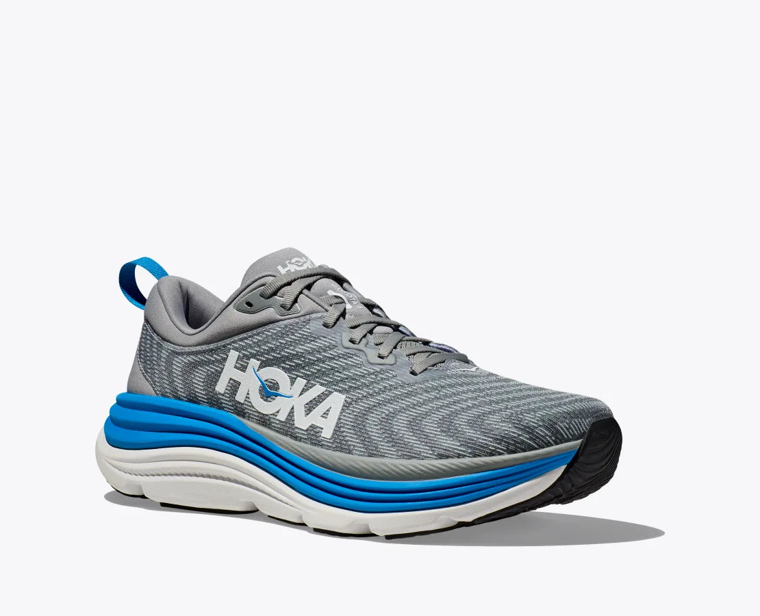 Hoka M Gaviota 5. Stabil och mycket dämpad springsko i herrmodell. Grå toner i färg med vita och blåa detaljer. Hos Hoka specialisterna i Sverige.