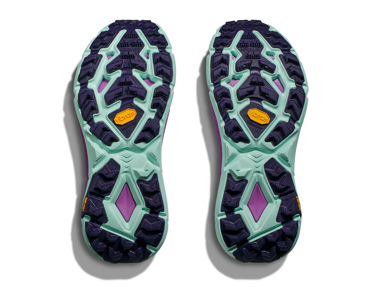  trailskon med ett oerhört bra grepp med sina grova och djupa doppar i vibram. En stabilare trailsko med profly+ sula som ger stabilitet och fart. Skon är bra både till löpning och promenad i svårare terräng. Färgen går i nyanserna blått och lila. Hos dina Hoka specialister i Sverige. 