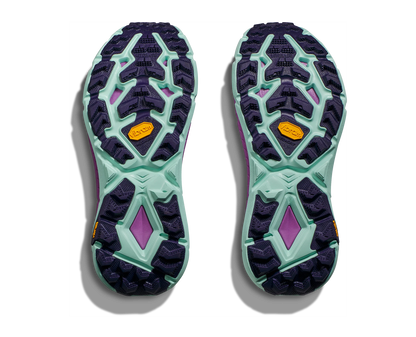  trailskon med ett oerhört bra grepp med sina grova och djupa doppar i vibram. En stabilare trailsko med profly+ sula som ger stabilitet och fart. Skon är bra både till löpning och promenad i svårare terräng. Färgen går i nyanserna blått och lila. Hos dina Hoka specialister i Sverige. 