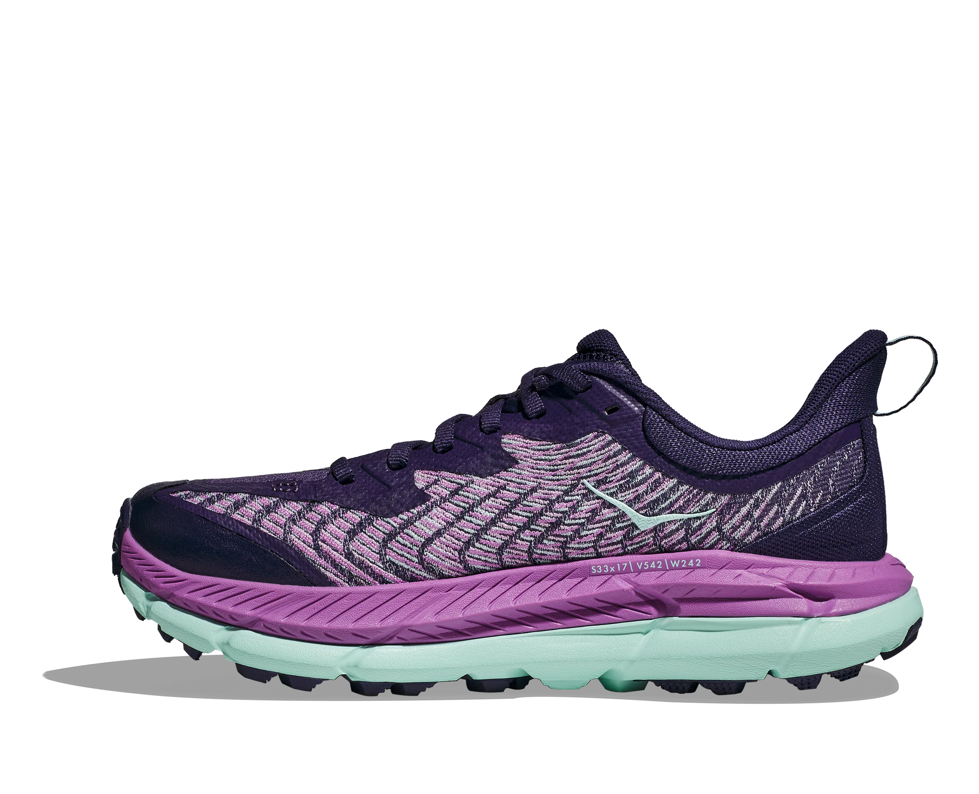  trailskon med ett oerhört bra grepp med sina grova och djupa doppar i vibram. En stabilare trailsko med profly+ sula som ger stabilitet och fart. Skon är bra både till löpning och promenad i svårare terräng. Färgen går i nyanserna blått och lila. Hos dina Hoka specialister i Sverige. 