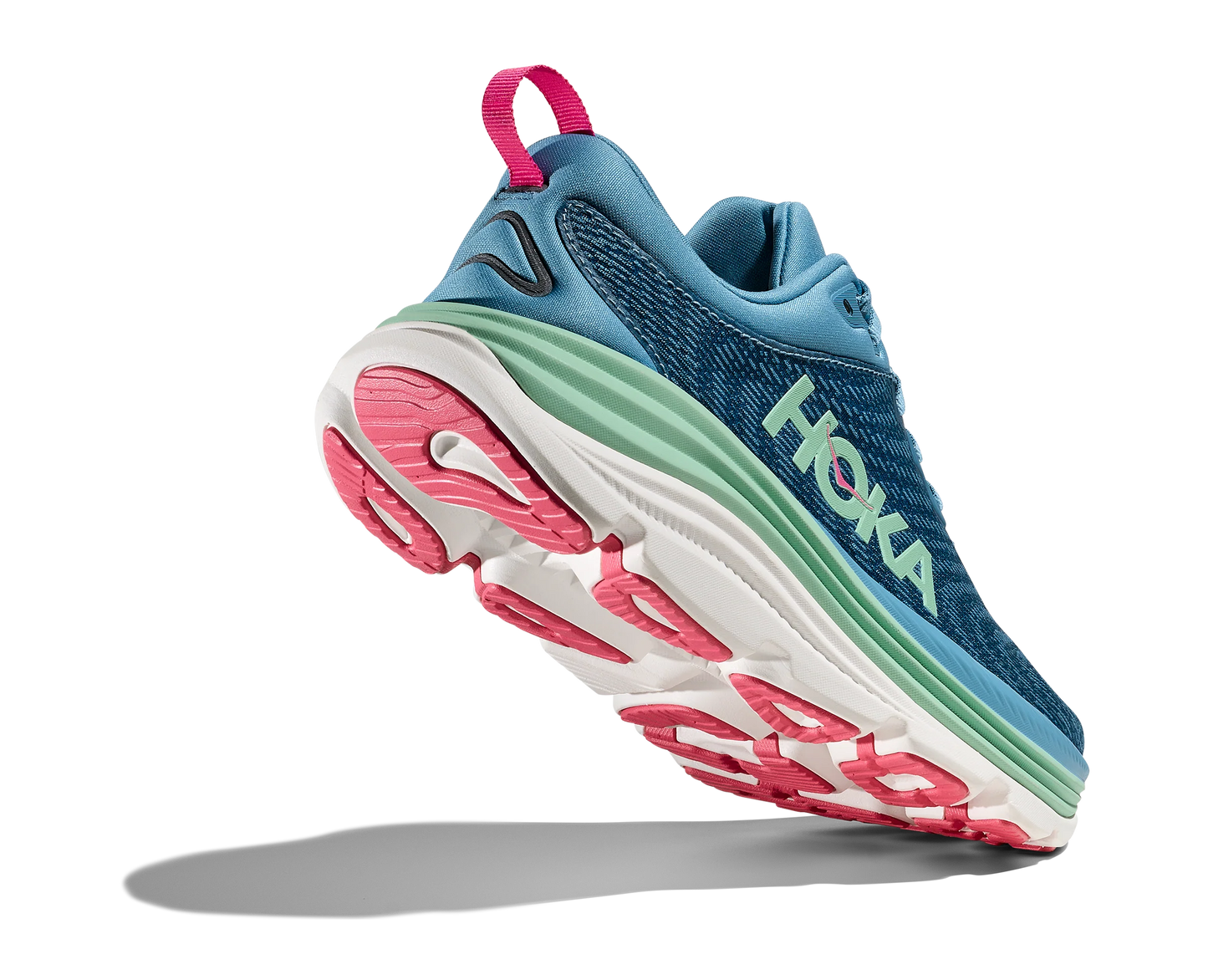  skomodell till dam. Denna modell är rymlig i passformen jämfört med andra Hoka skor. Här har ni Hokas stabilaste sko med pronationsstöd. Blå färg i grunden med detaljer i grönt och rosa. Perfekt för löpningen eller arbetspasset där du behöver mycket dämpning. 