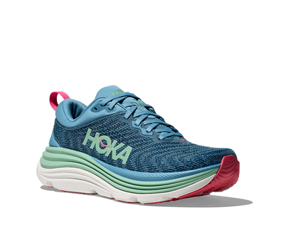  skomodell till dam. Denna modell är rymlig i passformen jämfört med andra Hoka skor. Här har ni Hokas stabilaste sko med pronationsstöd. Blå färg i grunden med detaljer i grönt och rosa. Perfekt för löpningen eller arbetspasset där du behöver mycket dämpning. 