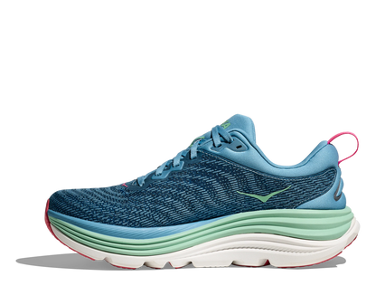  skomodell till dam. Denna modell är rymlig i passformen jämfört med andra Hoka skor. Här har ni Hokas stabilaste sko med pronationsstöd. Blå färg i grunden med detaljer i grönt och rosa. Perfekt för löpningen eller arbetspasset där du behöver mycket dämpning. 