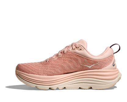  skomodell till dam. Denna modell är rymlig i passformen jämfört med andra Hoka skor. Här har ni Hokas stabilaste sko med pronationsstöd. Här går färgen i rosa och beiga nyanser. Perfekt för löpningen eller arbetspasset där du behöver mycket dämpning. 