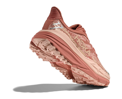  dammodell. Hybridsko för alla underlag. En av Hokas stabilaste skor med pronationsstöd. En väldämpad sko som avlastar rygg och knä. Färgen här är rosa och beige. 