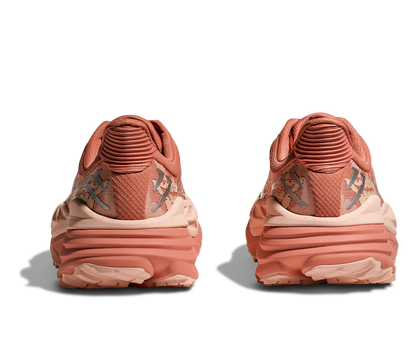  dammodell. Hybridsko för alla underlag. En av Hokas stabilaste skor med pronationsstöd. En väldämpad sko som avlastar rygg och knä. Färgen här är rosa och beige. 