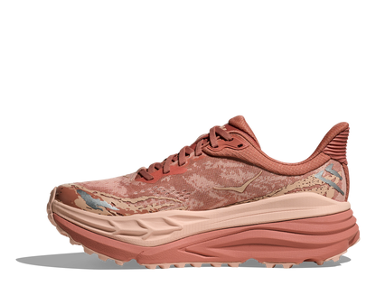  dammodell. Hybridsko för alla underlag. En av Hokas stabilaste skor med pronationsstöd. En väldämpad sko som avlastar rygg och knä. Färgen här är rosa och beige. 