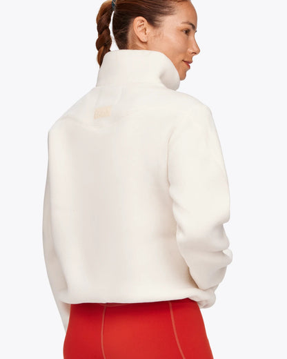 Vit Ultramjuk fluffig fleece med extra hög krage i en avslappnad passform. Flertalet fickor. Elastiskt avslut vid ärm och fåll. 