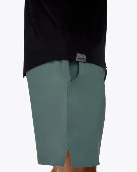 Extremt mjuk och bekväm långärmad svart tröja. Liten Hoka logo i mitten av skulderbladen i en grå färg. Denna tröja har en smal passform men den är inte tight.