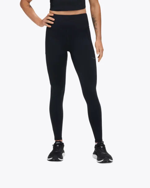 Svarta tights med hög midja. Ultrastretch som känns som en lätt kram runt kroppen. Två fickor på sidorna. Logga på vänster lår samt vid linningen baktill.
