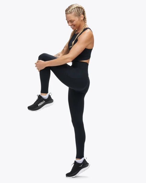 Svarta tights med hög midja. Ultrastretch som känns som en lätt kram runt kroppen. Två fickor på sidorna. Logga på vänster lår samt vid linningen baktill.