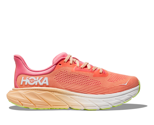 Hoka Arahi 7 modell dam. Rosa färg i nyanser mot persika. Hos Hoka specialisterna i Sverige.