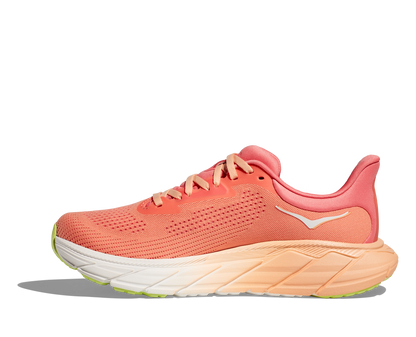 Hoka Arahi 7 modell dam. Rosa färg i nyanser mot persika. Hos Hoka specialisterna i Sverige.