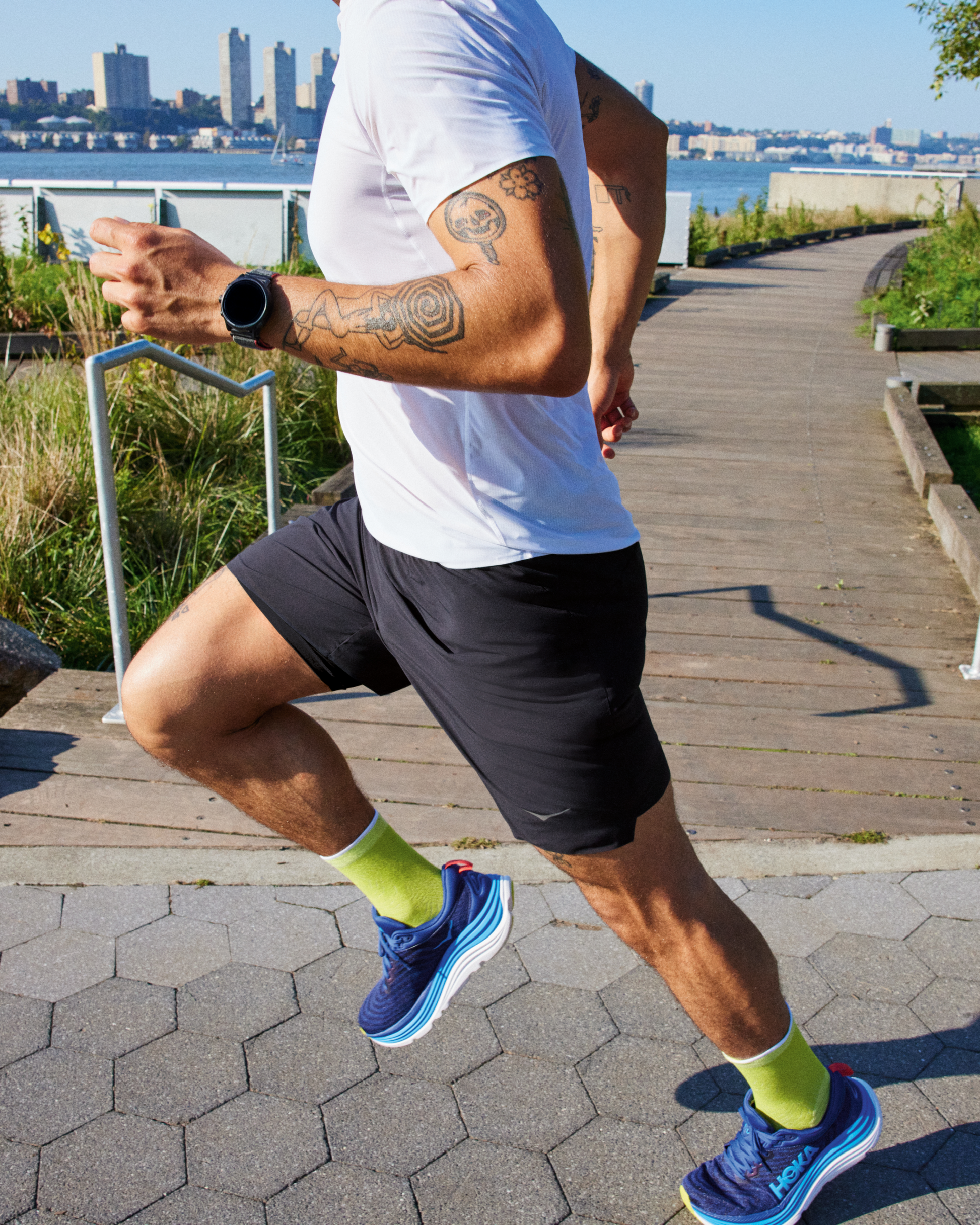  mjuka och stretchiga löpar shorts med innershorts i svart färg. En ficka i innershortsen