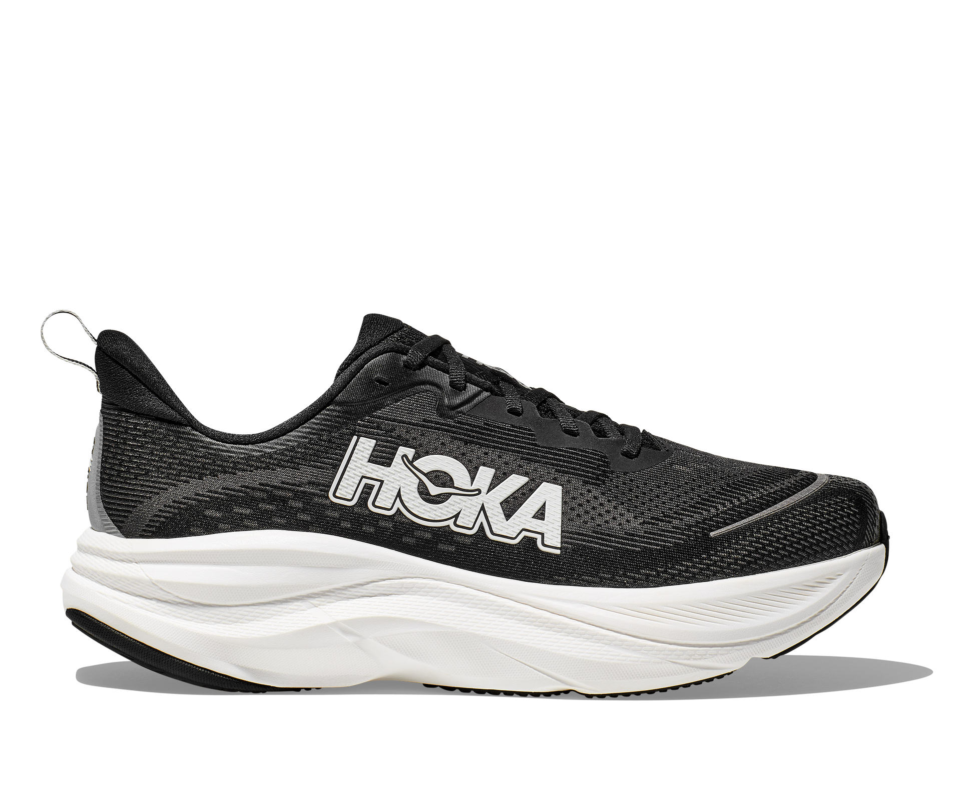 Hoka M Skyflow. Utmärkt sko för att lägga något lite extra på dagens runda! Svart och vit färg.