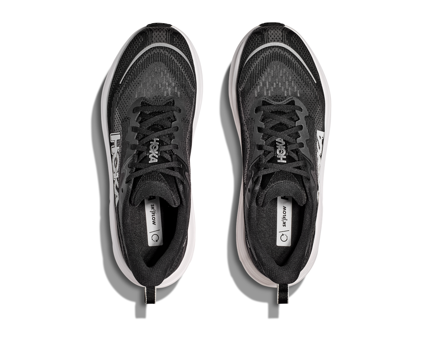 Hoka M Skyflow. Utmärkt sko för att lägga något lite extra på dagens runda! Svart och vit färg.