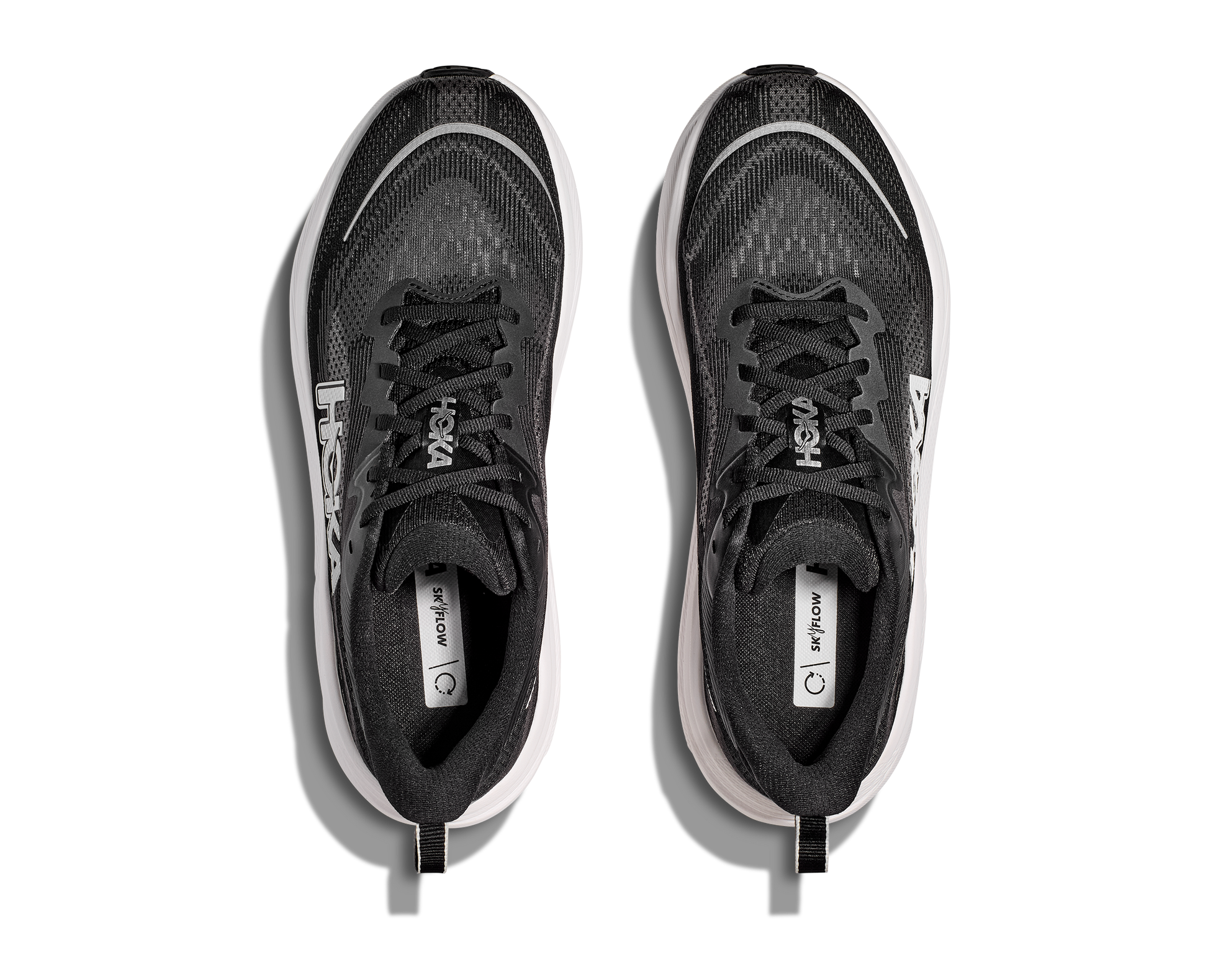 Hoka M Skyflow. Utmärkt sko för att lägga något lite extra på dagens runda! Svart och vit färg.