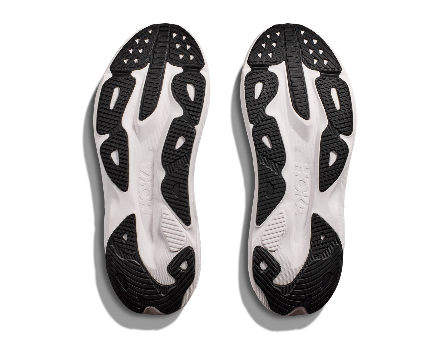 Hoka M Skyflow. Utmärkt sko för att lägga något lite extra på dagens runda! Svart och vit färg.