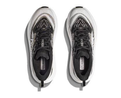 Hoka W Skyflow.  Utmärkt sko för att lägga något lite extra på dagens runda! Vit och svart färg.