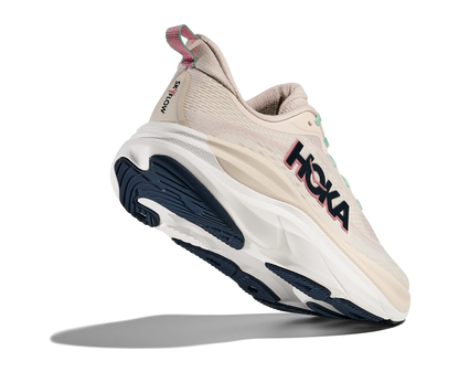  löparskor i beige och vit färg med detaljer i rosa