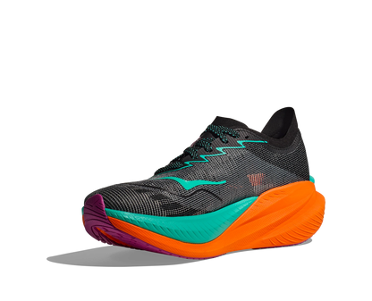 Hoka M Mach X 2. En snabb sko med god dämpning som hjälper dig slå dina rekord. Orange och blå färg. 