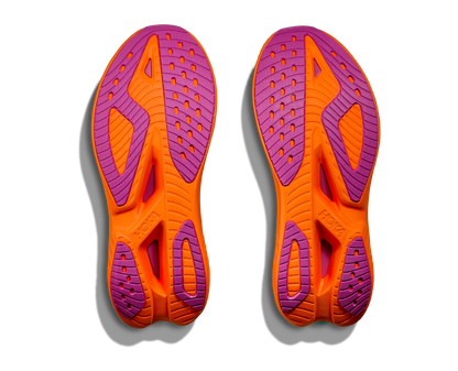 Hoka M Mach X 2. En snabb sko med god dämpning som hjälper dig slå dina rekord. Orange och blå färg. 