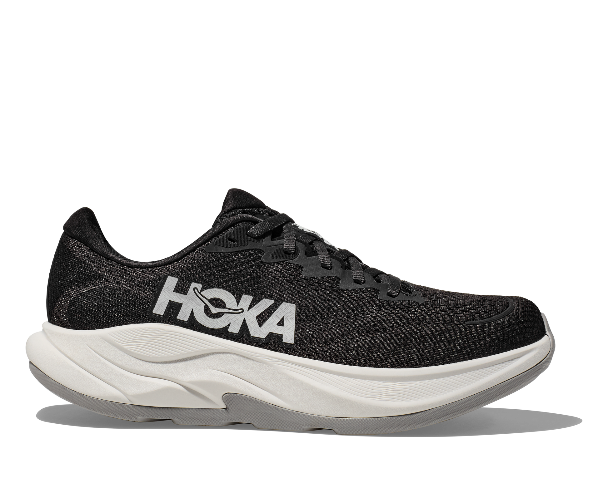 Hoka M Rincon 4 - En fjäderlätt sko med fantastisk dämpning men det slutar inte där. Denna sko är även otroligt responsiv. Svart och Vit färg på denna sko.