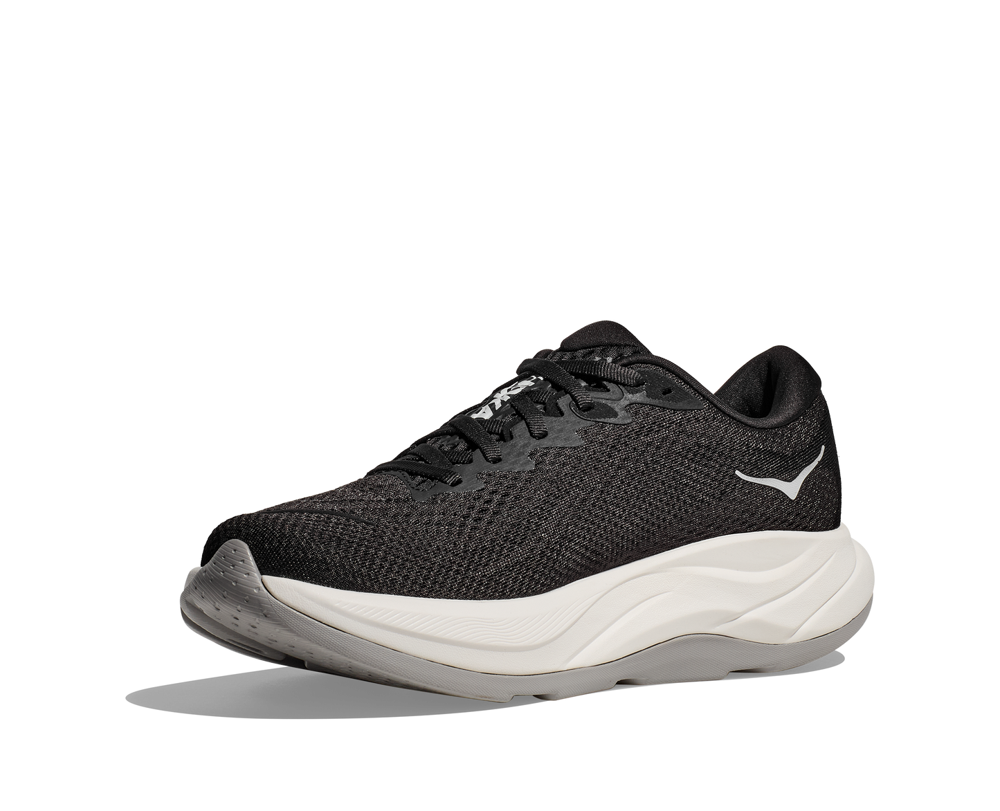 Hoka M Rincon 4 - En fjäderlätt sko med fantastisk dämpning men det slutar inte där. Denna sko är även otroligt responsiv. Svart och Vit färg på denna sko.
