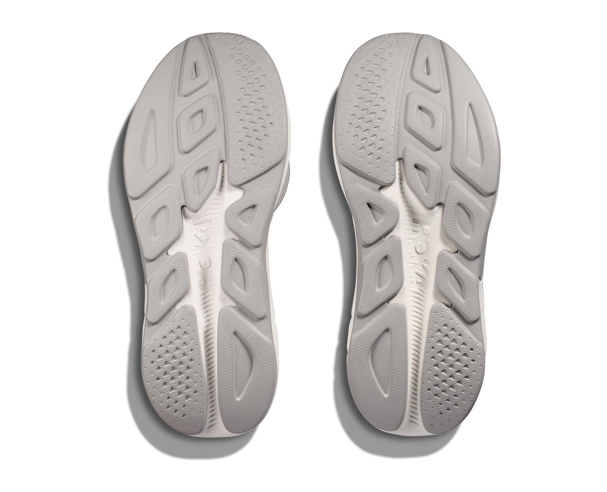 Hoka M Rincon 4 - En fjäderlätt sko med fantastisk dämpning men det slutar inte där. Denna sko är även otroligt responsiv. Svart och Vit färg på denna sko.