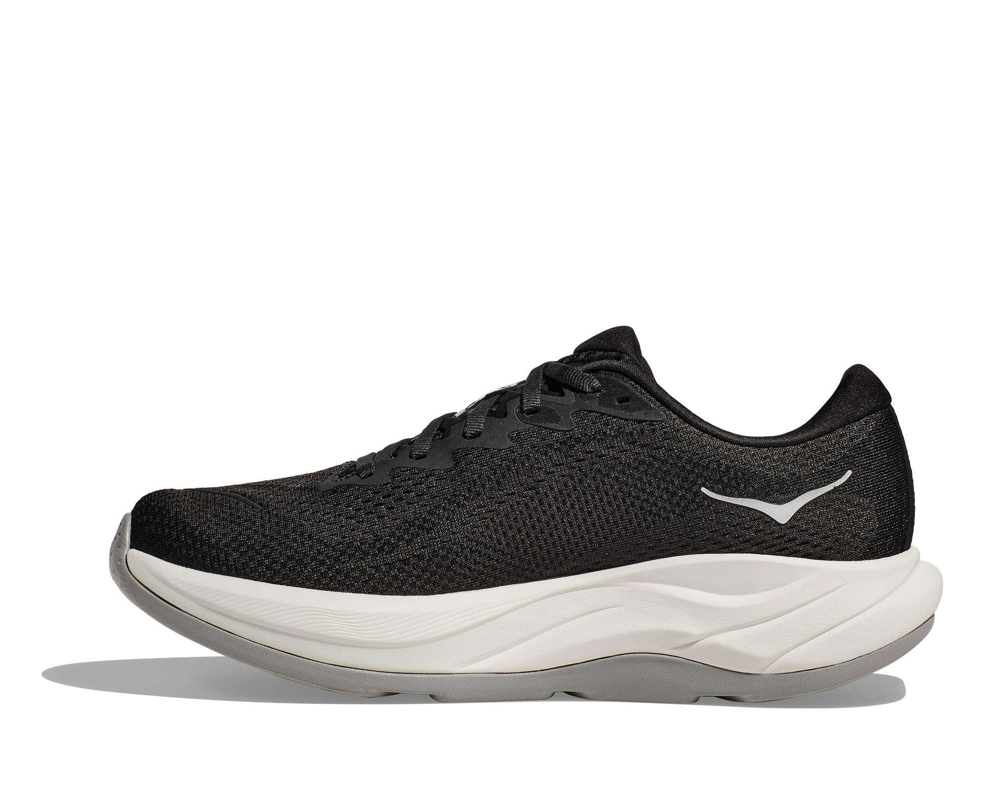 Hoka M Rincon 4 - En fjäderlätt sko med fantastisk dämpning men det slutar inte där. Denna sko är även otroligt responsiv. Svart och Vit färg på denna sko.