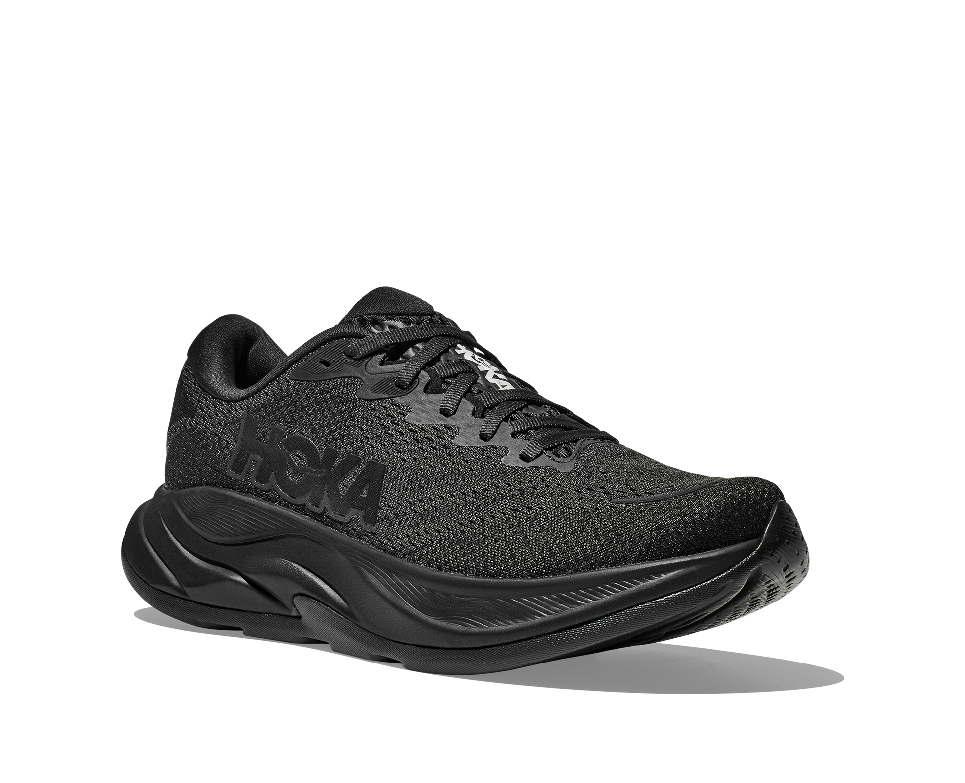 Hoka W Rincon 4 - En fjäderlätt sko med fantastisk dämpning men det slutar inte där. Denna sko är även otroligt responsiv. Svart färg på denna sko.