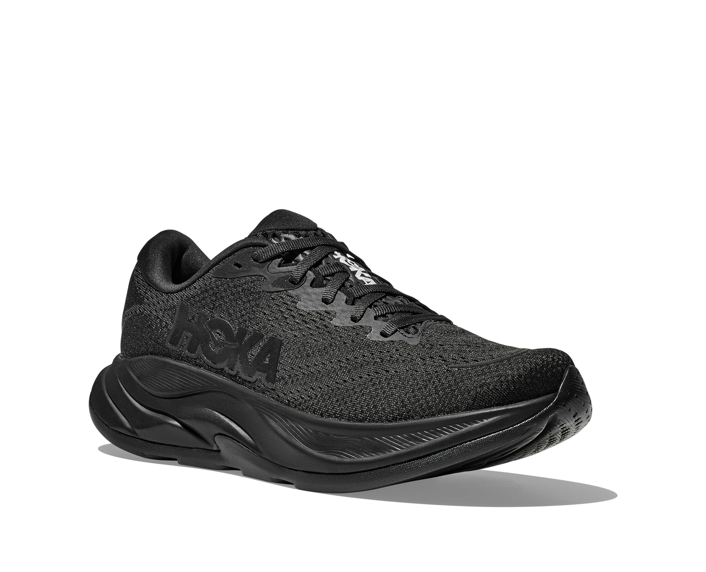 Hoka M Rincon 4 Wide - En fjäderlätt sko med fantastisk dämpning men det slutar inte där. Denna sko är även otroligt responsiv. Svart färg på denna sko.