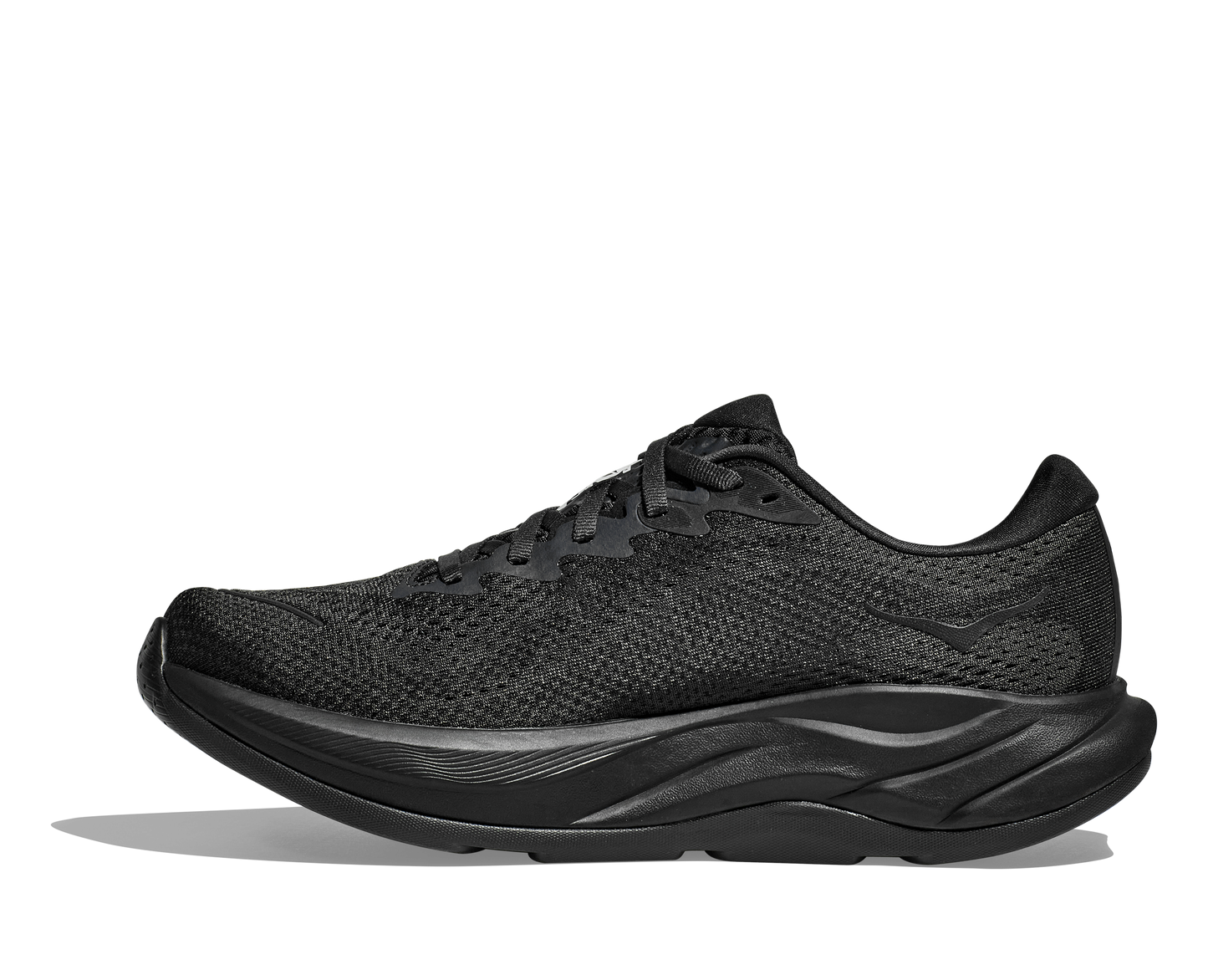 Hoka M Rincon 4 Wide - En fjäderlätt sko med fantastisk dämpning men det slutar inte där. Denna sko är även otroligt responsiv. Svart färg på denna sko. 