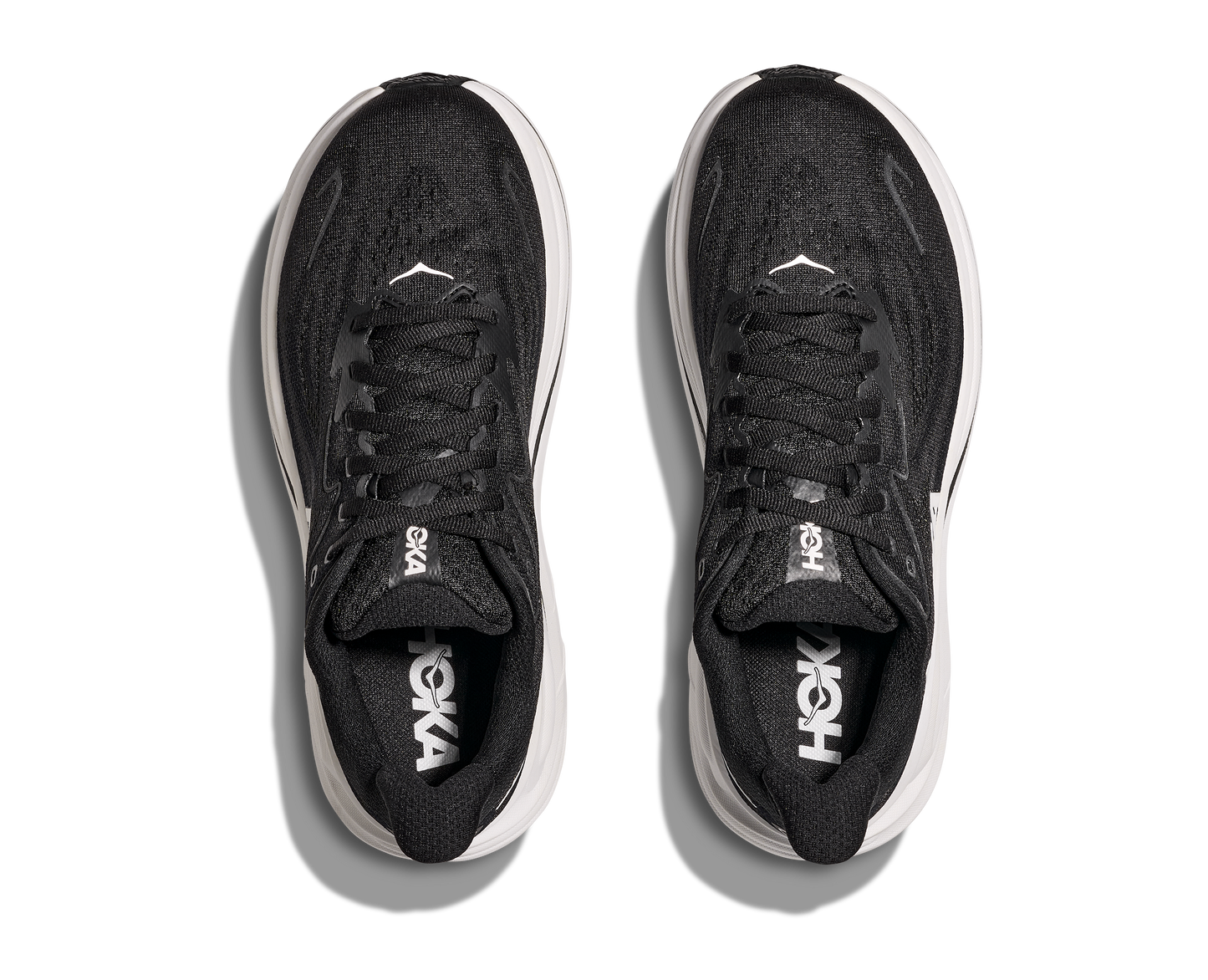 Hoka M Clifton 10 - Löparskor med dämpning. Svart och vita i färgen. Passar bra på asfalt och inomhus. Köp hos dina Hoka specialister i Sverige idag!