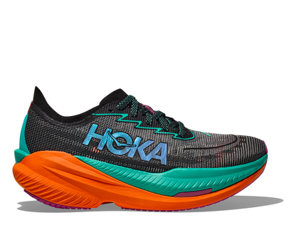 Hoka W Mach X 2 Wide. En snabb sko med god dämpning som hjälper dig slå dina rekord. Orange och blå färg. 