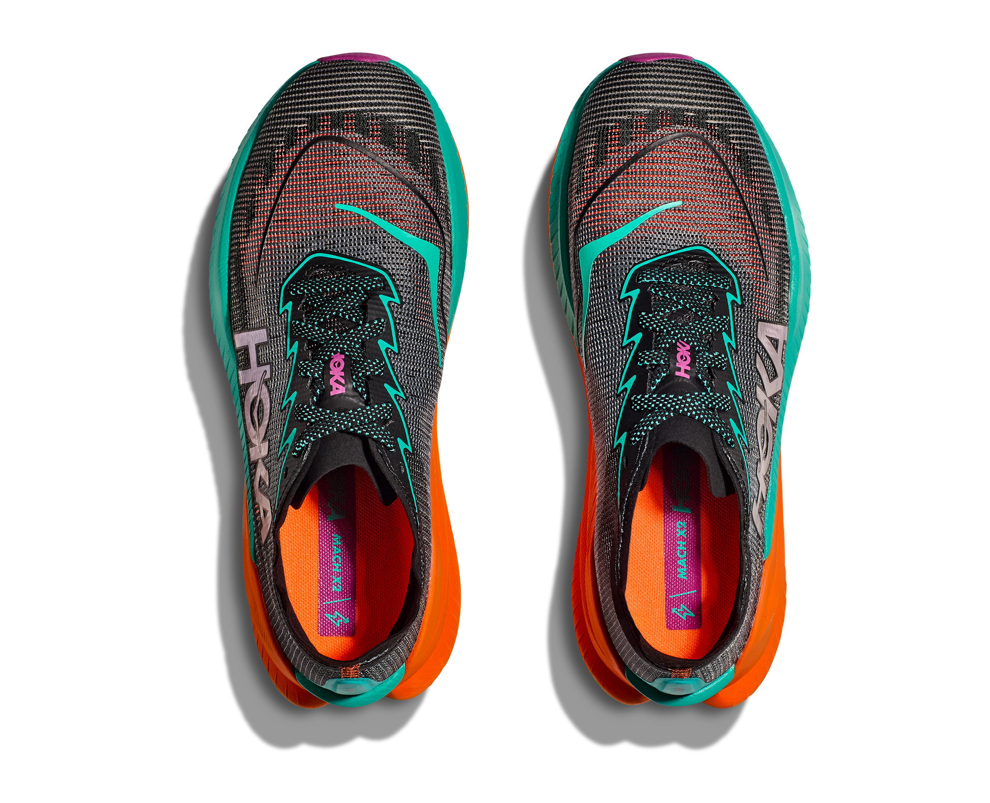 Hoka W Mach X 2 Wide. En snabb sko med god dämpning som hjälper dig slå dina rekord. Orange och blå färg. 