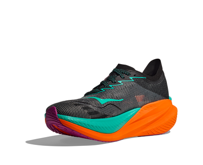 Hoka W Mach X 2 Wide. En snabb sko med god dämpning som hjälper dig slå dina rekord. Orange och blå färg. 