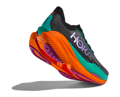 Hoka W Mach X 2 Wide. En snabb sko med god dämpning som hjälper dig slå dina rekord. Orange och blå färg. 
