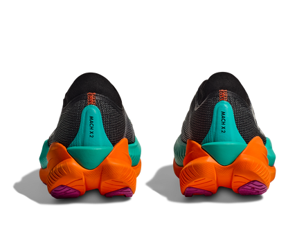 Hoka W Mach X 2 Wide. En snabb sko med god dämpning som hjälper dig slå dina rekord. Orange och blå färg. 