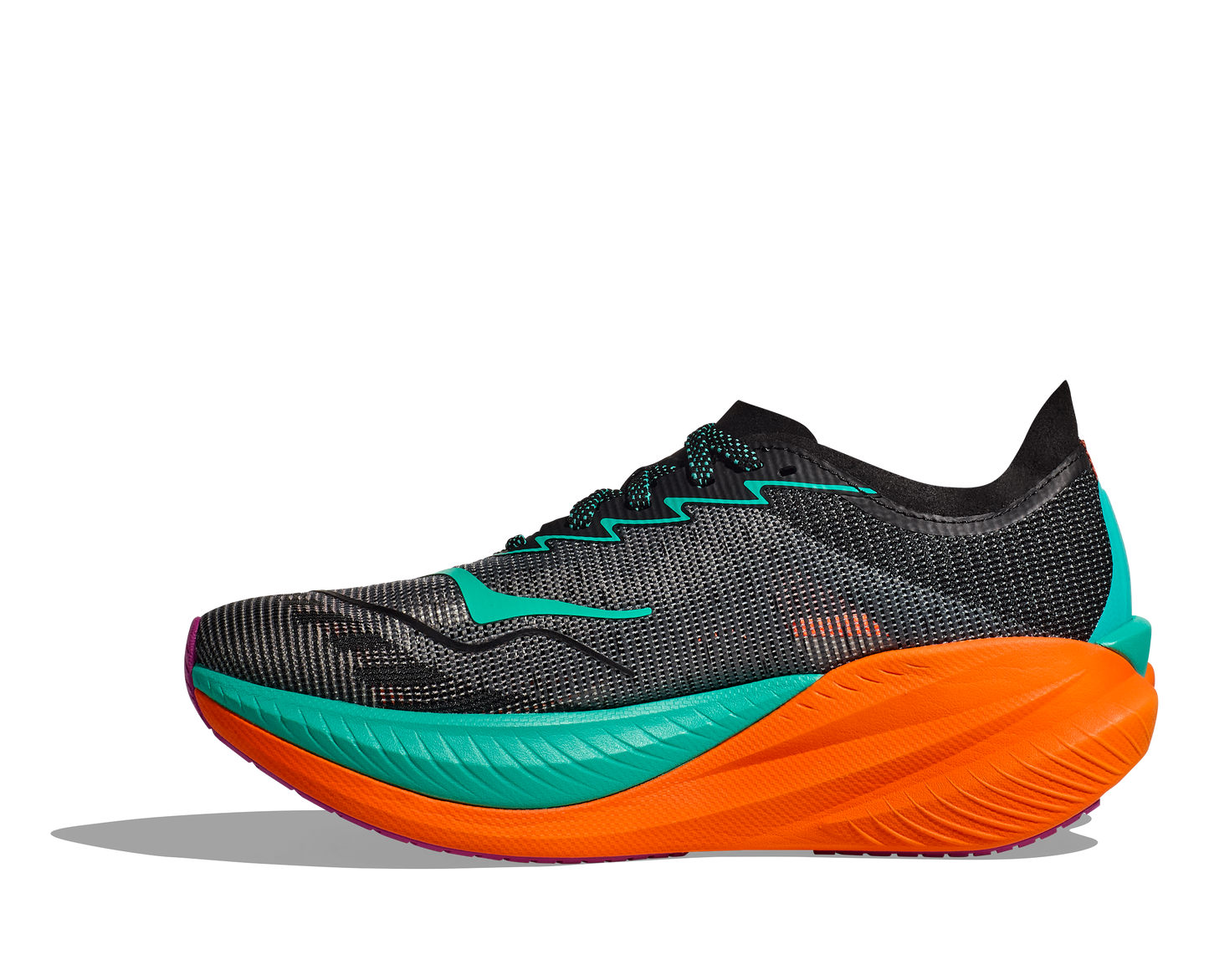 Hoka W Mach X 2 Wide. En snabb sko med god dämpning som hjälper dig slå dina rekord. Orange och blå färg. 